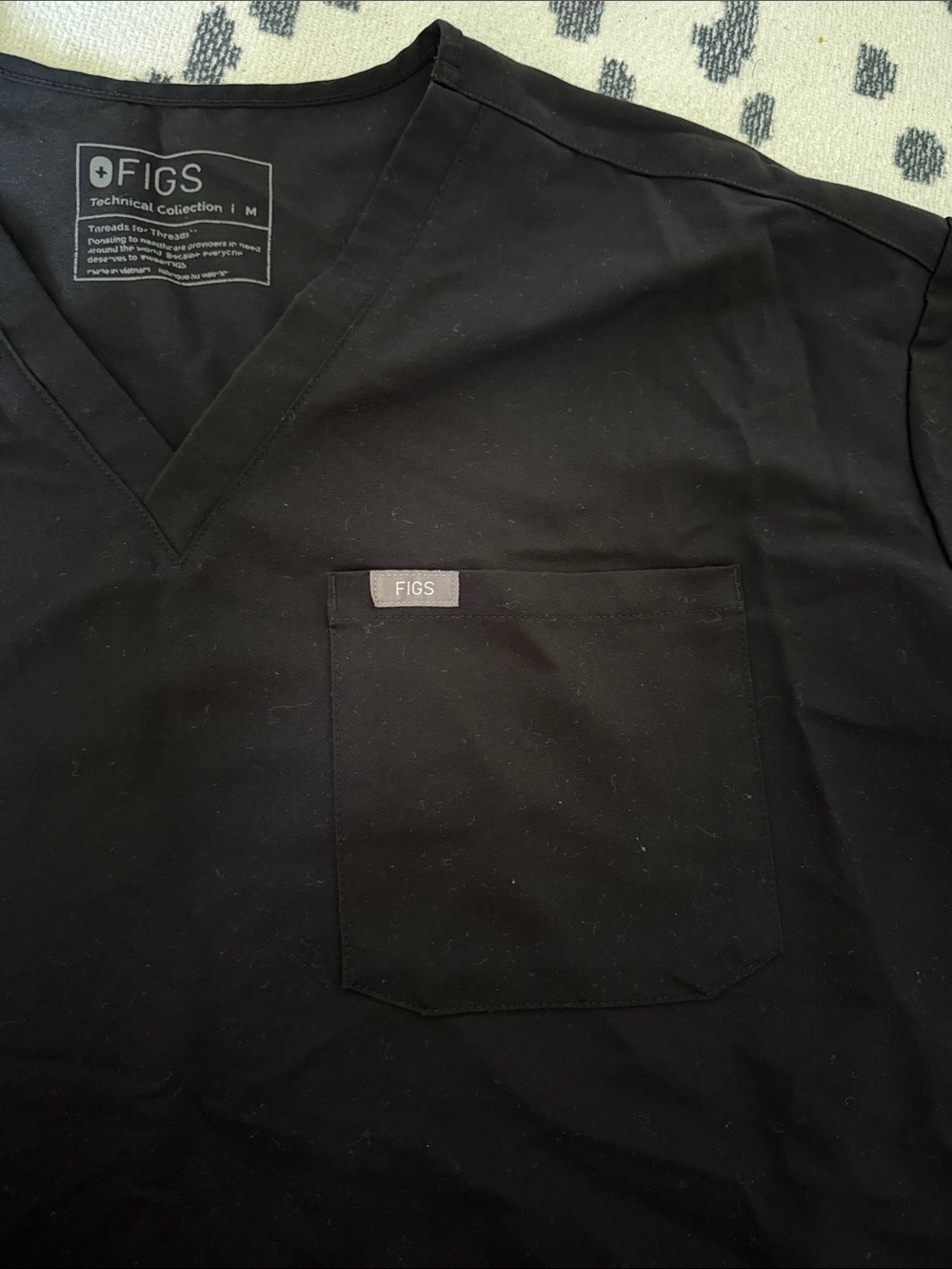 Figs Women’s Arua Cropped Black V-Neck One-pocket Scrub Top - Picture 3 of 4